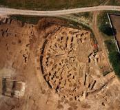 Vue générale de l'enclos délimitant le monument funéraire exceptionnel du Néolithique. À noter que l'ensemble des fosses  circulaires visibles sur l'image sont des silos médiévaux.  Saint-Pastour Nord, Vergèze (Gard), 2013. © Drone concept, Inrap