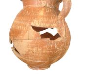 Gobelet à anse en céramique avec graffiti (14 cm de hauteur), 175-225. Gobelet de type Desbats 66 sigillée claire B rhodanienne, comportant plusieurs séries de graffiti, (en cours d’étude). Castelle GR, Lattes (Hérault), 2014.  © Marcelle Boyer, Inrap.