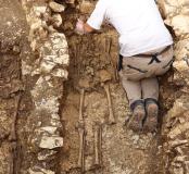 Nettoyage du crâne d'un l’individu par un anthropologue, dans le cimetière juif médiéval de Châteauroux, fouille de Philippe Blanchard, Inrap.