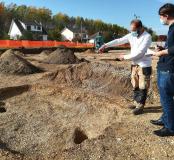 Vestiges de « fond de cabane » de l'époque carolingienne, avec les empreintes des poteaux en axe central qui soutenaient la toiture.