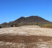 Au premier plan, une fosse d’extraction de calcaire. 