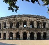 Les arènes depuis le parvis sud