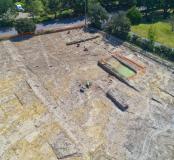 Vue générale d’une partie de la fouille archéologique préventive actuellement en cours à La Baule-Escoublac. Le secteur identifié livre notamment les vestiges d’activités artisanales gauloises, dont un four un sel en très bon état de conservation. 