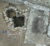 Superposition des vestiges antiques (puits et puisard) et médiévaux à modernes (cheminée et murs)
