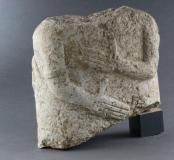 Vues de détail d’un fragment de statue de style celtique, représentant un torse humain. Au dos sont sculptés deux animaux en plein combat. Cette association de représentations anthropomorphe et zoomorphe est extrêmement rare.