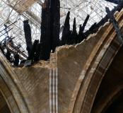 Détail de la voûte de la croisée du transept effondrée avec morceaux de charpente de la flèche carbonisés et en équilibre, le 26 avril 2019