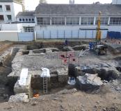 Prélèvement de carottes sédimentaires dans les latrines du logis de Bellebranche occupé jusqu’à la fin du 19e siècle. 