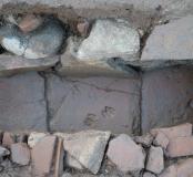 Traces de pas d'un petit sanglier ou cochon domestique sur une tegula (tuile en terre cuite) utilisée pour réaliser le caniveau central. 