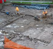 Au premier plan, fondations en galets des murs du second bâtiment en partie immergé sous les eaux de pluie. 