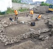 Au sud de la fouille, radier profondément fondé et constitué de blocs de granite disposés pêle-mêle.