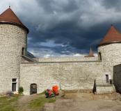 La cour est en cours de décapage, en juin 2020, et les tours médiévales restaurées, vues vers l’est.