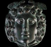 Représentation en bas-relief de la tête de la Gorgone Méduse, découverte fortuitement lors de labours en 1986.