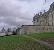 L’emplacement du jeu de paume, vue actuelle. On reconnait au premier plan les chante-pleurs du mur de la terrasse. Cette partie du fossé en saut-de-loup est très remblayé par rapport à son état du XVIIe siècle 