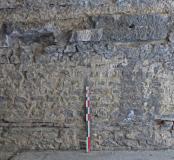 Paroi du déambulatoire inférieur conservée dans son état d’origine. On distingue, sur le mortier, des joints tirés au fer, des traces d’accroche de mortier de tuileau (invisibles sur le cliché) et des blocs, au-dessus, pouvant correspondre aux restes d’une corniche.