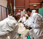 Dépose du sarcophage en plomb.