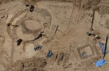 Vue aérienne montrant à gauche trois fana circulaires successifs (12 m de diamètre), et en bas à droite un petit fanum carré (7 m de côté), IIe s. de notre ère, Neuville-sur-Sarthe (Sarthe), 2010.  Par leur forme et leur orientation (leurs entrées sont si