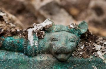 Détail de la tête de félin ornant l'ouverture d'un chaudron en bronze, provenant d'une tombe princière datée du début du Ve siècle avant notre ère, retrouvée dans un complexe funéraire monumental exceptionnel, mis au jour à Lavau (Aube), 2015. 
