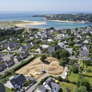 Vue aérienne du site, à proximité du littoral et de l’embouchure de la Laïta.