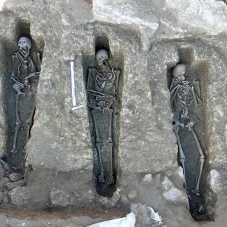 Sépultures anthropomorphes avec leurs logettes céphaliques.