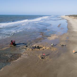 Soulac-sur-Mer, Plage de l’Amélie, vue aérienne par drone d’une intervention sur l’estran. 