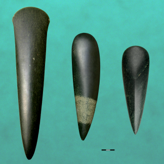Trois types de haches néolithiques : à gauche : hache polie de type Pauilhac découverte à Peyriac-de-Mer, en jadéite verte (Musée de Narbonne) – L : 34,5 cm / au centre : hache polie de type bégude, à piquetage annulaire, en éclogite, découverte à Montredon des Corbières (Aude) (Musée de Narbonne) – L : 25,5 cm / à droite : hache polie de type Puymirol, à arête médiane,  en jadéitite trouvée à Pezens (Aude) – L : 21,4 cm. 