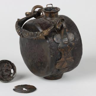 Gourde en fer et bronze, Le Bernard, Troussepoil, puits II (fouille F. Baudry, 1860-1864), Ier - IIIe s. apr. J.-C. Cette gourde ronde est munie d’une anse à décor végétal et d’un bouchon avec une serrure.