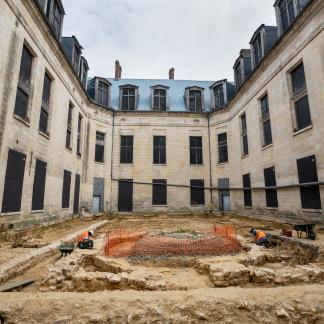 Le carreau du jeu de paume en cours de fouille.