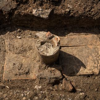 Fouille de la nécropole antique des berges de la Robine, conduit à libation (alimentant un vase ossuaire) sur une tombe à coffrage de tuile
