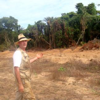Stéphen Rostain sur la fouille du site de Bois Diable, près de Kourou, Guyane française