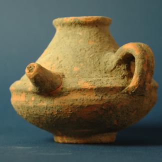 Biberon-vase en terre cuite.