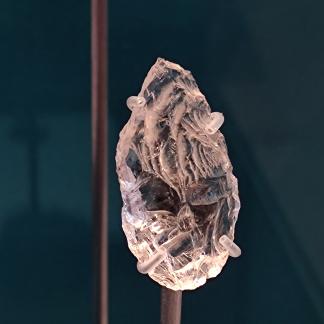 Racloir en cristal de roche au Musée des Tumulus de Bougon, Néandertal, l'expo