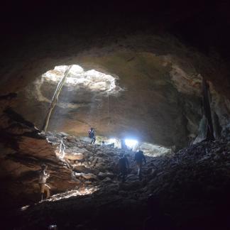 À la base des entrées des grottes de la Boca (Estaquinha, Mozambique), d'imposants talus de cailloutis se sont formés. Ils renferment tout ce qui est tombé par les entrées : sédiments, végétaux, animaux, artefacts. À la base de l'un deux, un niveau fossilifère assez prometteur a été découvert.  