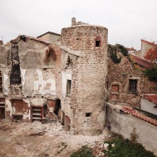 Vue générale de la façade interne de l’ancienne maison et de la tour d’enceinte.