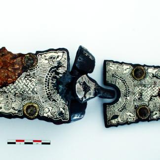 Éléments de ceintures (plaque-boucle et contreplaque) damasquinés avec du tissu minéralisé. 