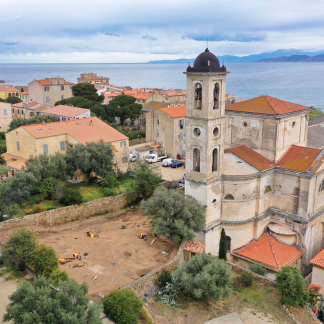 Photographie aérienne de la fouille archéologique en cours au cœur de la cité paoline d’Île-Rousse.