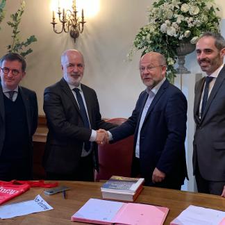 Dominique Garcia, président de l'Inrap, et Jean-Pierre Gorges, président de Chartres métropole, en présence de Daniel Guérin, directeur général de l'Inrap, et de Rémi Martial, maire de Lèves.