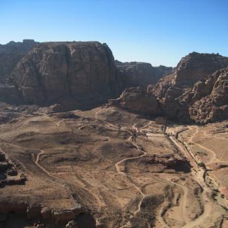 Vue générale de la cuvette de Pétra avec le temple du Qasr al-Bint en arrière-plan.