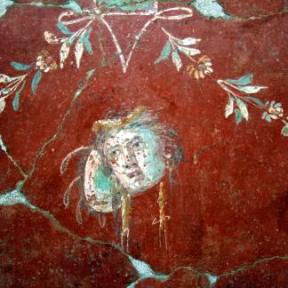 Détail d'une peinture murale du clos de la Lombarde, masque de théâtre sur fond rouge, Ier siècle ap. J.-C.
