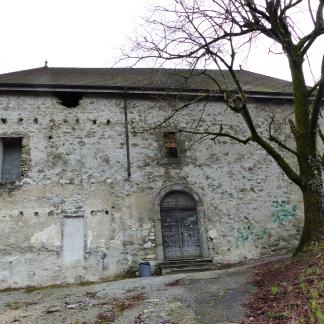Façade et entrée ouest du château.
