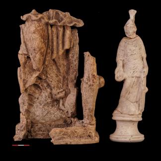 Statuette de Minerve, de dimension exceptionnelle (65cm de hauteur), provenant d'un atelier de figurines et céramiques sigillées du Larry, commune de Toulon-sur-Allier (Allier).