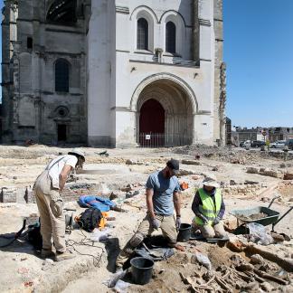 Vue générale des sépultures en cours de fouille.