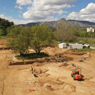 Vue arienne du site du chemin des Passons en cours de fouille.
