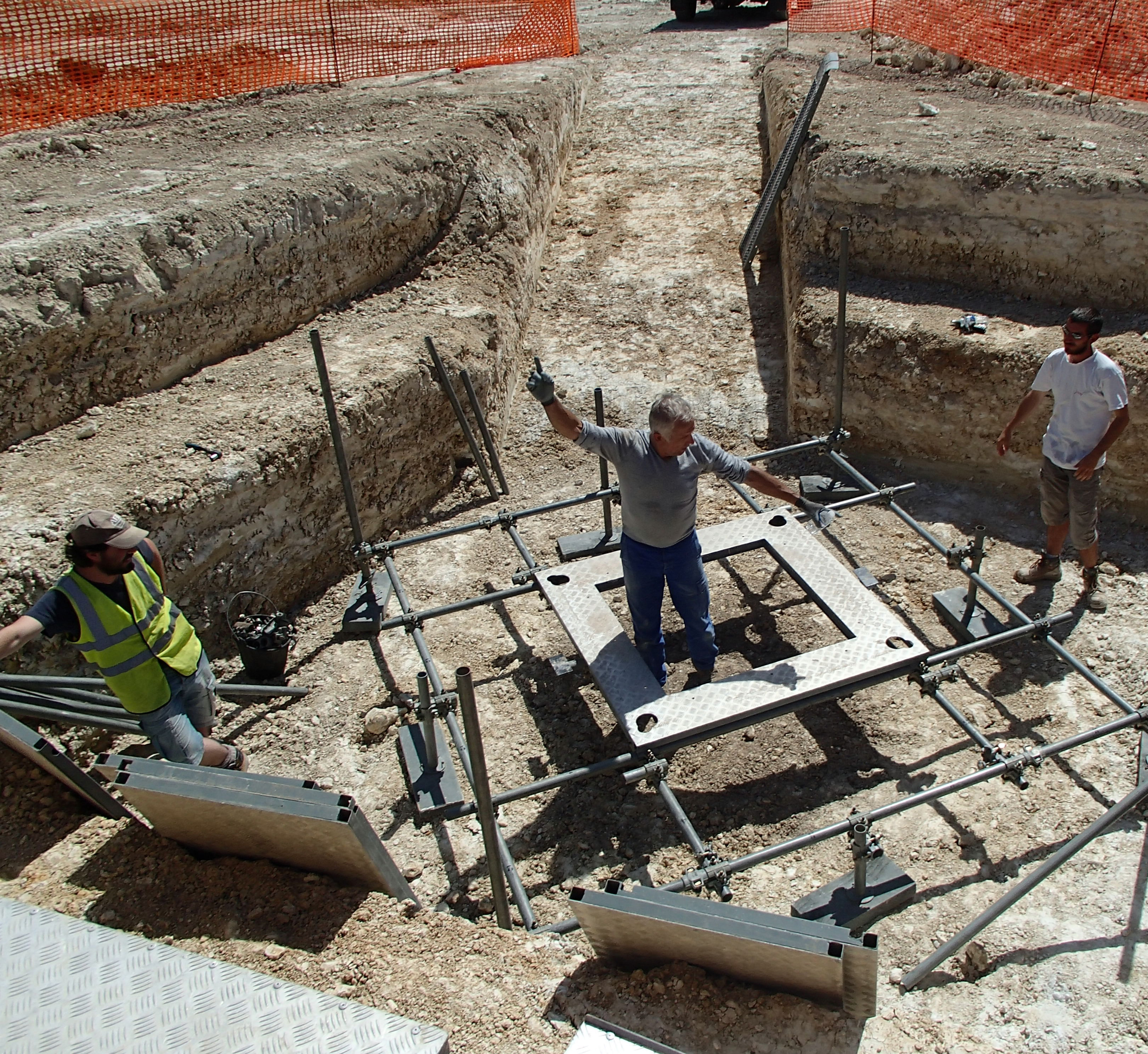 Archéopuits, montage de la plateforme de travail modulable, Saint-Cyr-sur-Loire, 2016. 