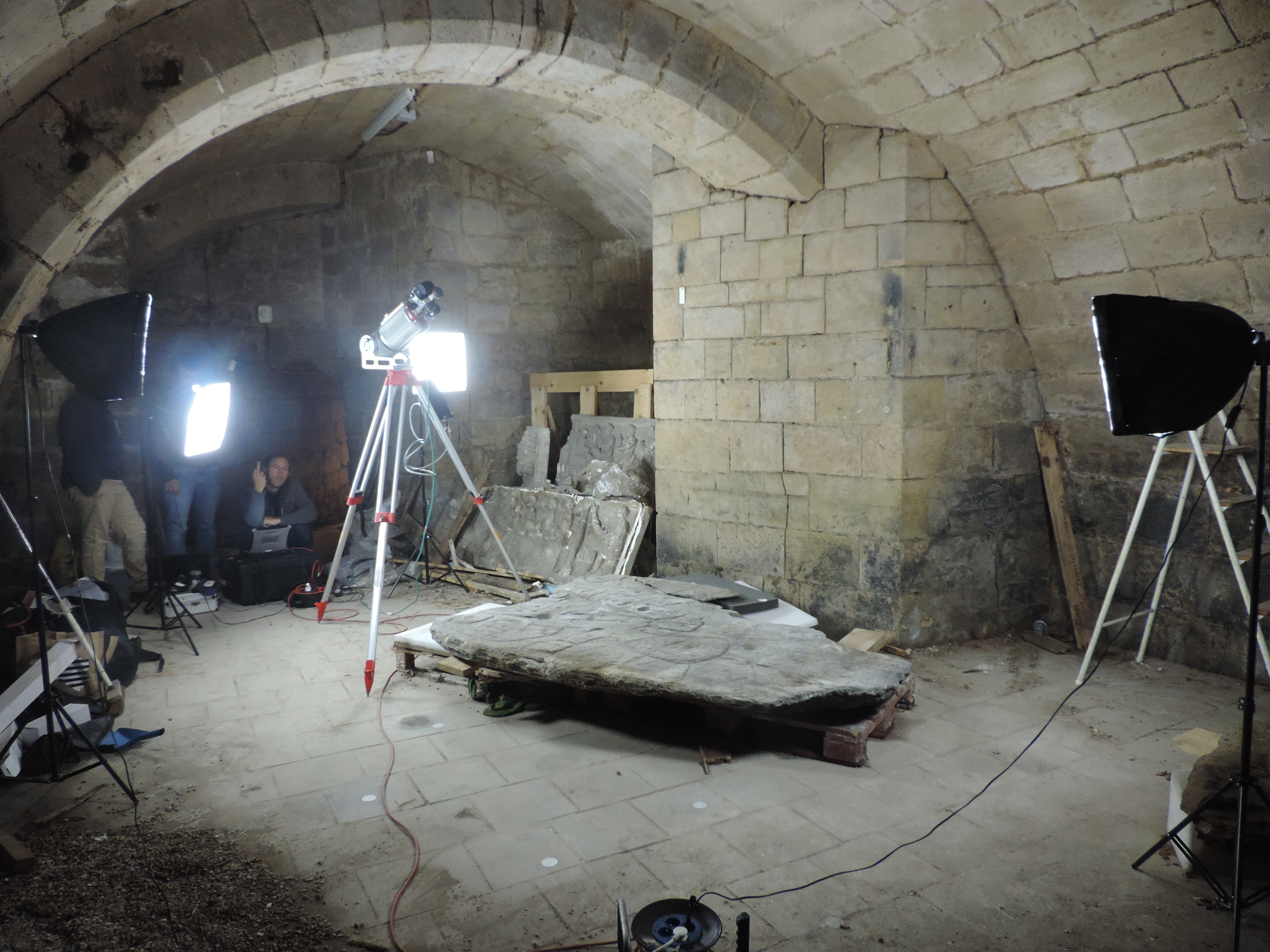 La dalle dans la cave du château de Saint-Germain-en Laye.