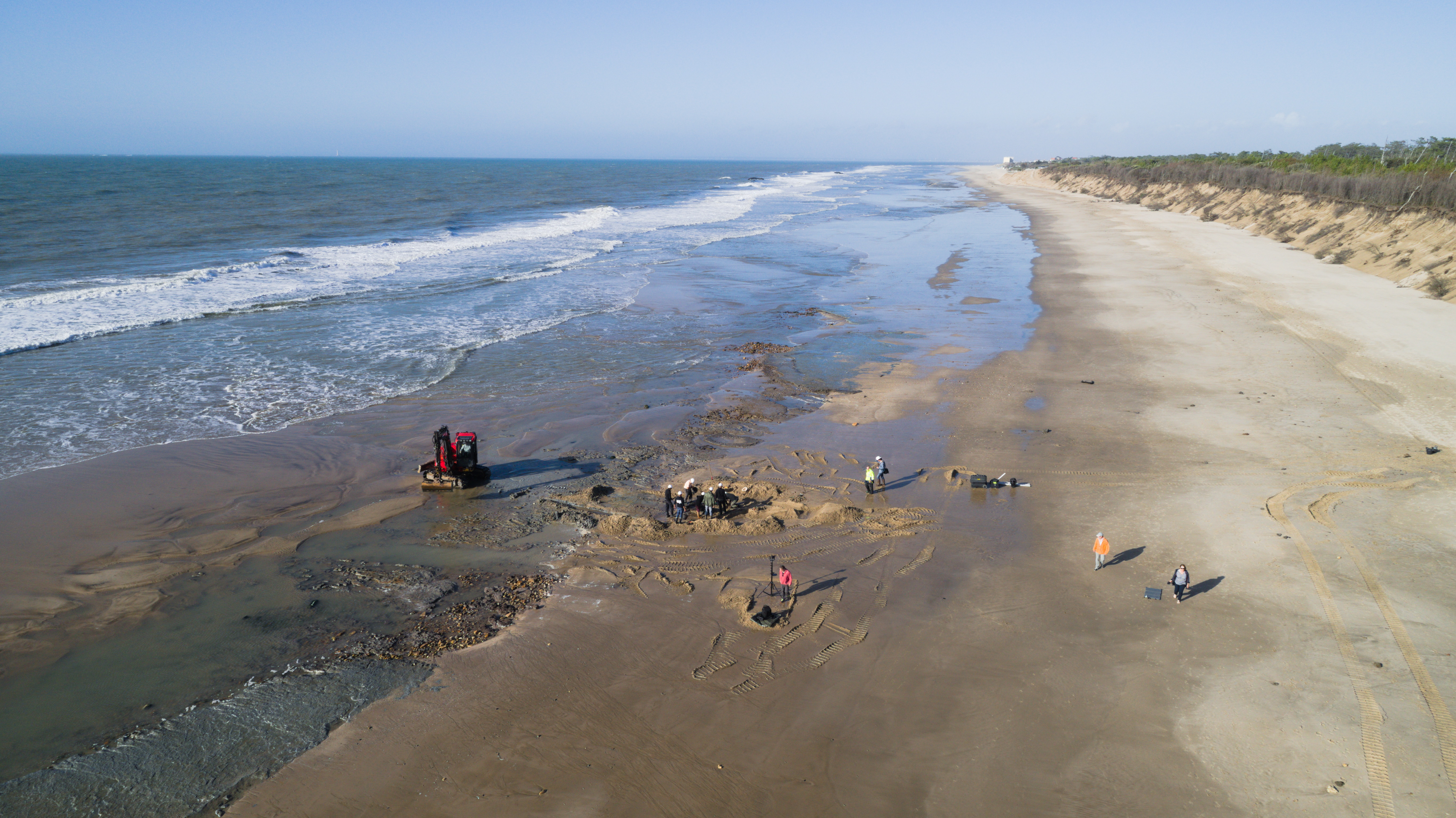 Soulac-sur-Mer, Plage de l’Amélie, vue aérienne par drone d’une intervention sur l’estran. 