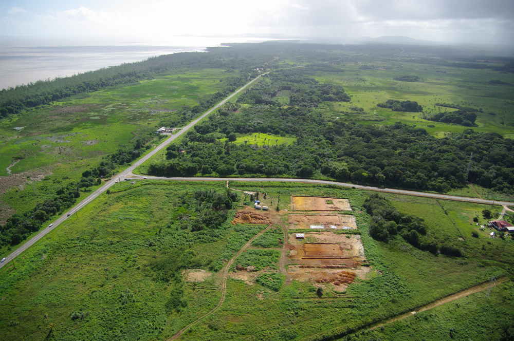 Fouille d'une occupation du XIVe siècle au XVIIIe à Sainte-Agathe (Guyane). Le site est établi sur le sommet d'un chenier (cordon dunaire) sublittoral de faible altitude (3m), localisé à 1 km environ du rivage actuel.