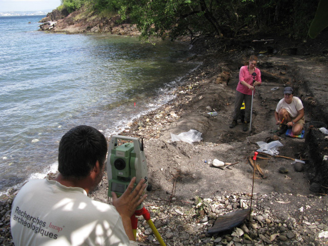 Anse Bellay (Martinique), 2013, relevé topographique des sépultures d'un cimetière d'esclaves.