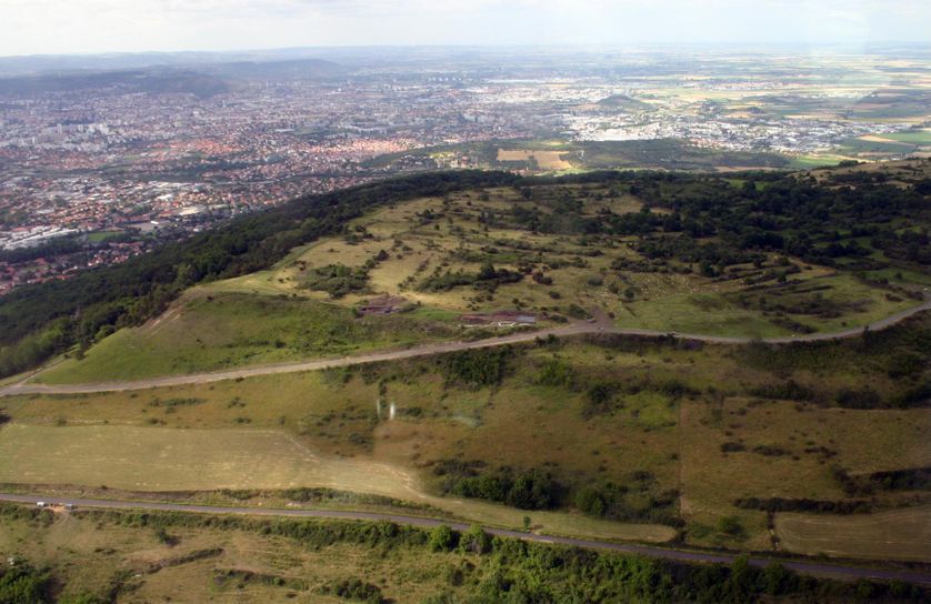  Vue générale aérienne du plateau de Gergovie (accès sud-ouest du plateau avec le rempart laténien et la porte romaine de l'oppidum de Gergovie).