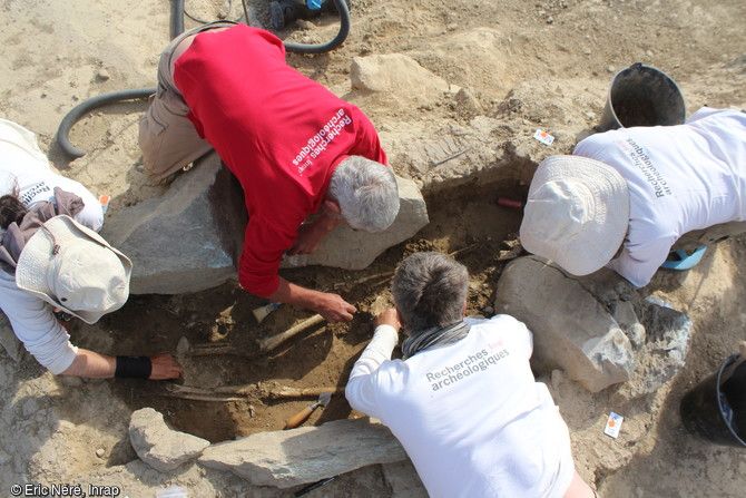 Vue zénithale d'une grande fosse commune comprenant comprenant plus de 150 individus, mise au jour dans la cave d'un supermarché à Paris, en 2015. Neuf sépultures ont été découvertes