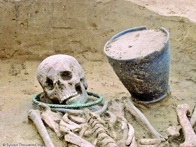 Femme celte portant un torque, entre 450 et 350 avant notre ère, Vasseny (Aisne), 2002. Le torque est un collier rigide de la "panoplie" des tombes féminines du second âge du Fer, souvent associé à des bracelets